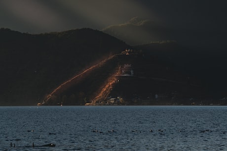 土族人连连看 空闲之余组织孩子们去爬山