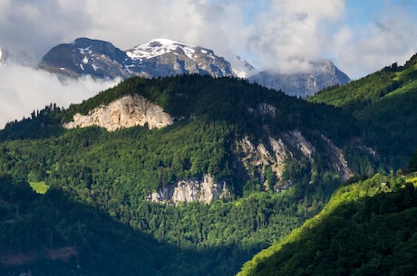 梅州五指山：悬崖峭壁上的旅行胜地